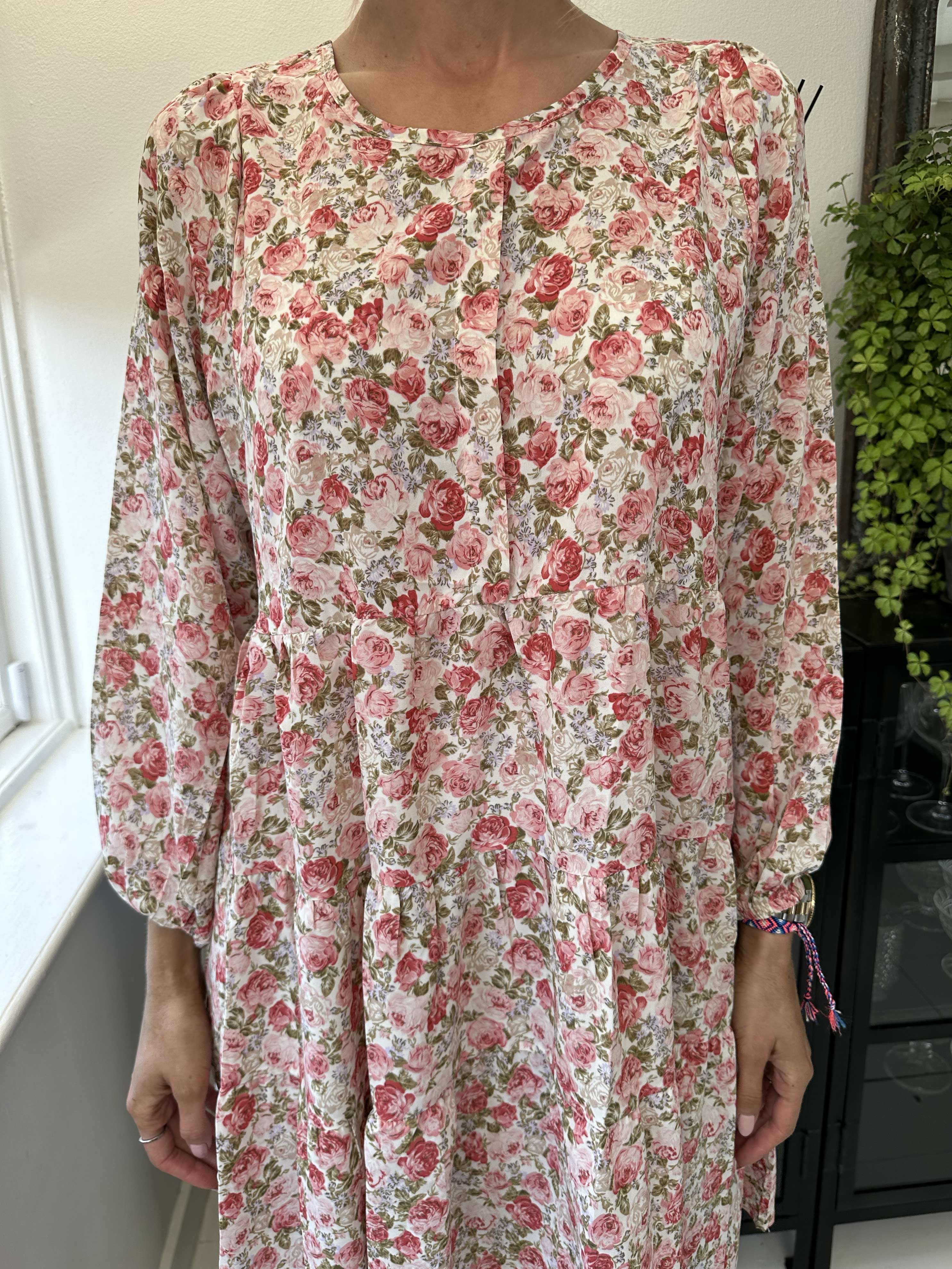 Hannah - Söt blommig klänning med lager på lager look